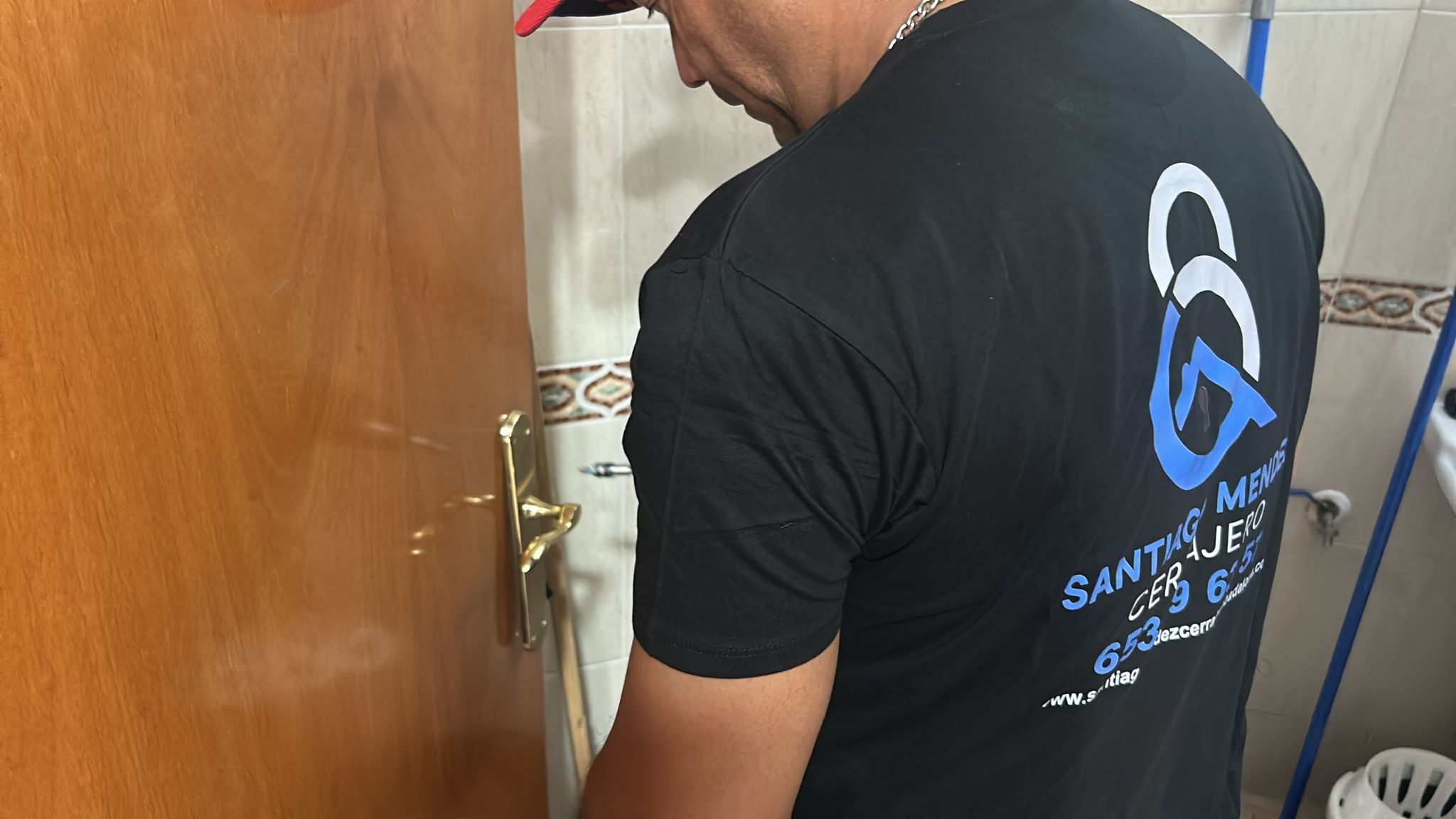 Cerrajero profesional trabajando a domicilio en Badalona