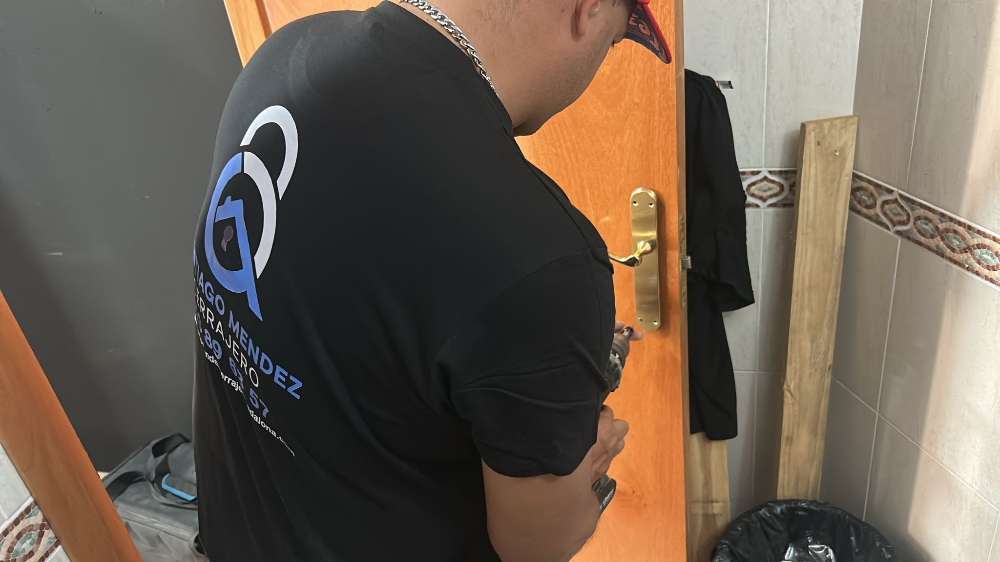 Cerrajero urgente realizando servicio en Badalona